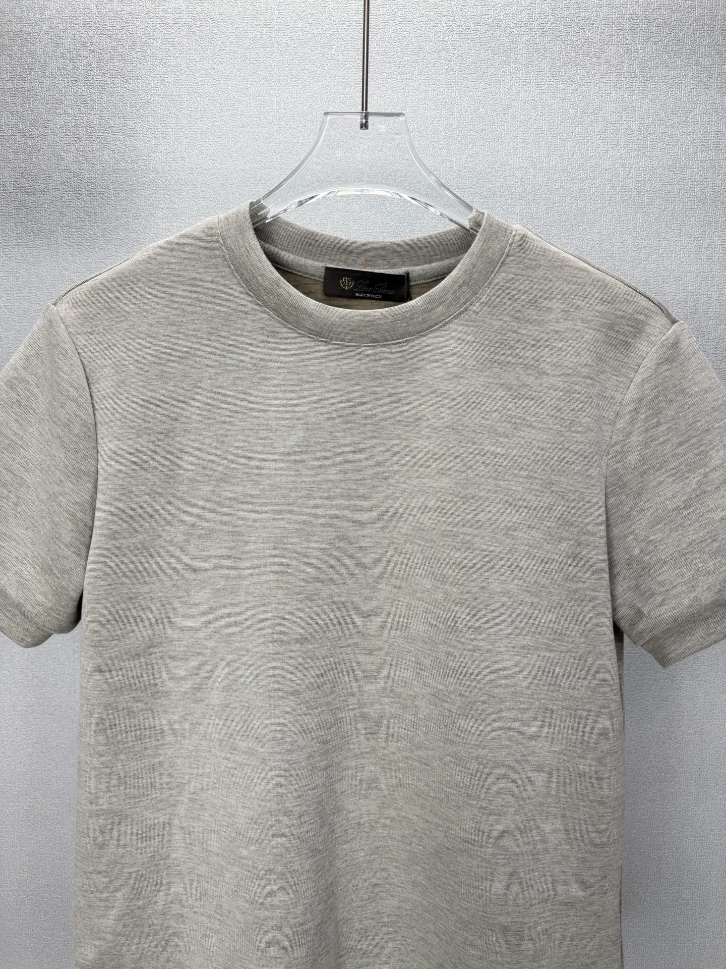 Loro Piana 2026New Arrival old money style solid color simple couple style round neck short-sleeved T-shirt High version High version The fabric is made of cotton➕polyester fiber composite material, the whole body is solid color simple and loose fit, the back neck leather letter logo embroidery design is fashionable and individual. Super Versatile and good-looking short-sleeved T-shirt. Very suitable for both men and women. A must-have for everyone. Packaging, tag, collar label, washed wheat, complete👍 Color: Dark Gray, Brown, Light Gray, Cream White Sizes: M-3XL